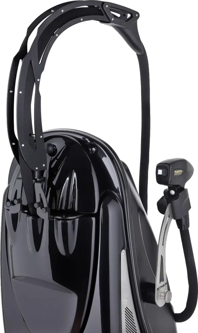 BLACK TRIPLE von hinten mit Applikator im Halter, freigestellt, Foto von MANTIS